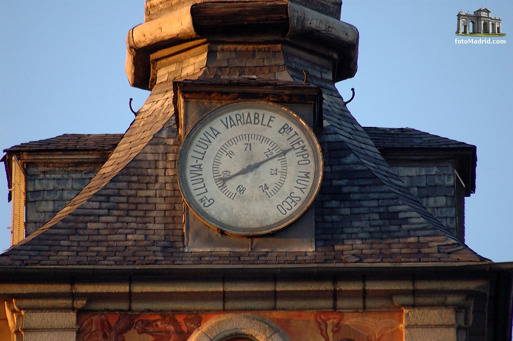 Detalle del barmetro de la Casa de la Panadera